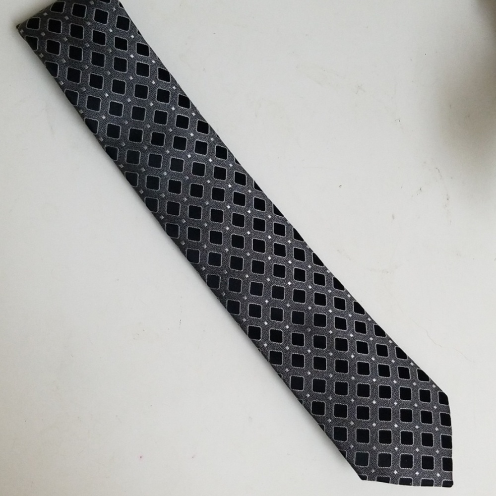Gray and black man's tie, Stafford, EUC, silk